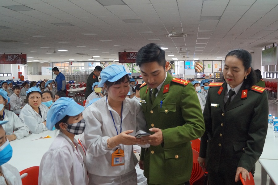 Tuyên truyền, hướng dẫn cài đặt ứng dụng VNeID cho hơn 600 cán bộ, công nhân viên KCN Tràng Duệ